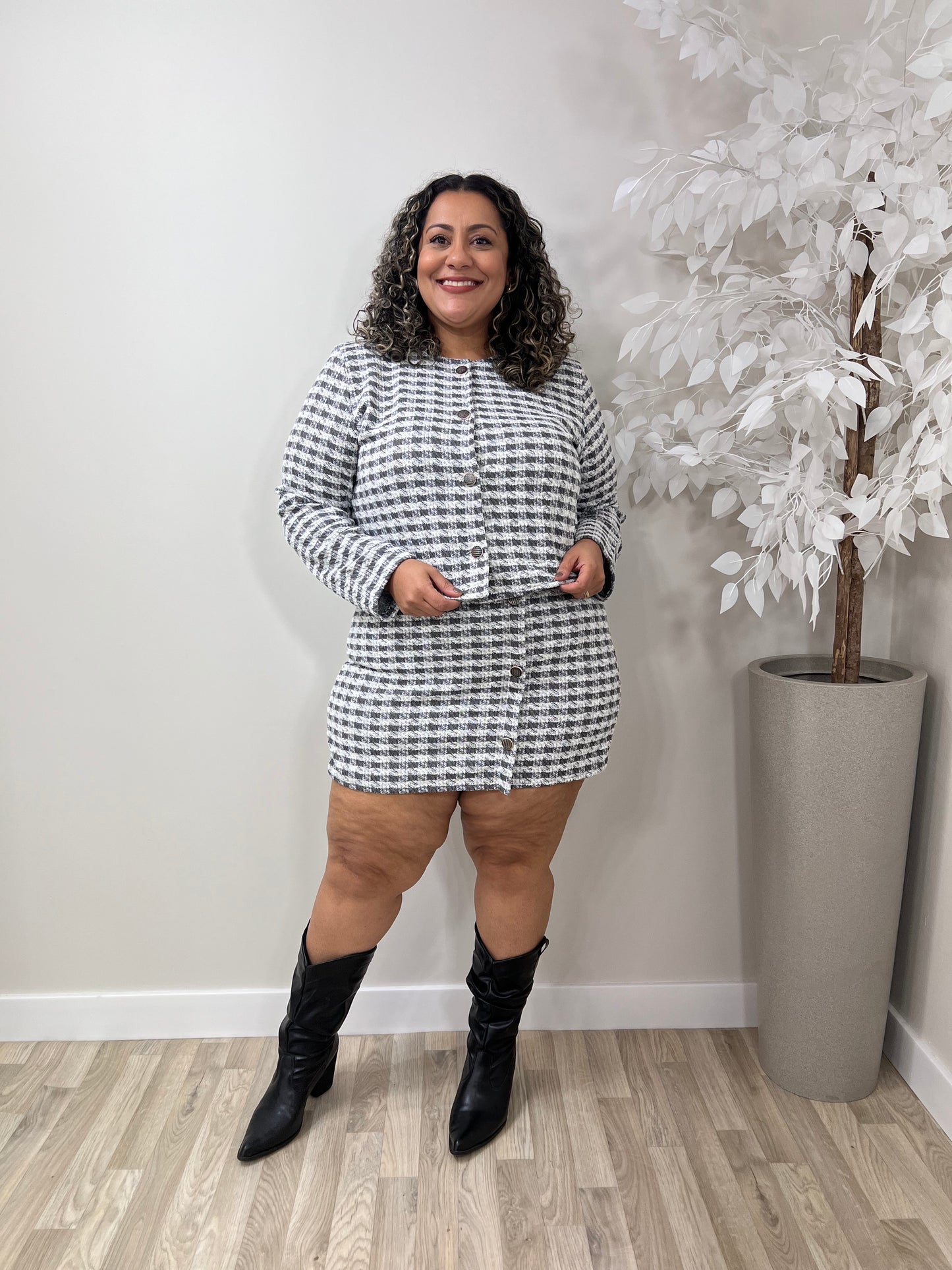 Conjunto Feminino PLus Size de Short Saia e Casaquinho em Tweed – Elegância e Estilo no Inverno Plus Size