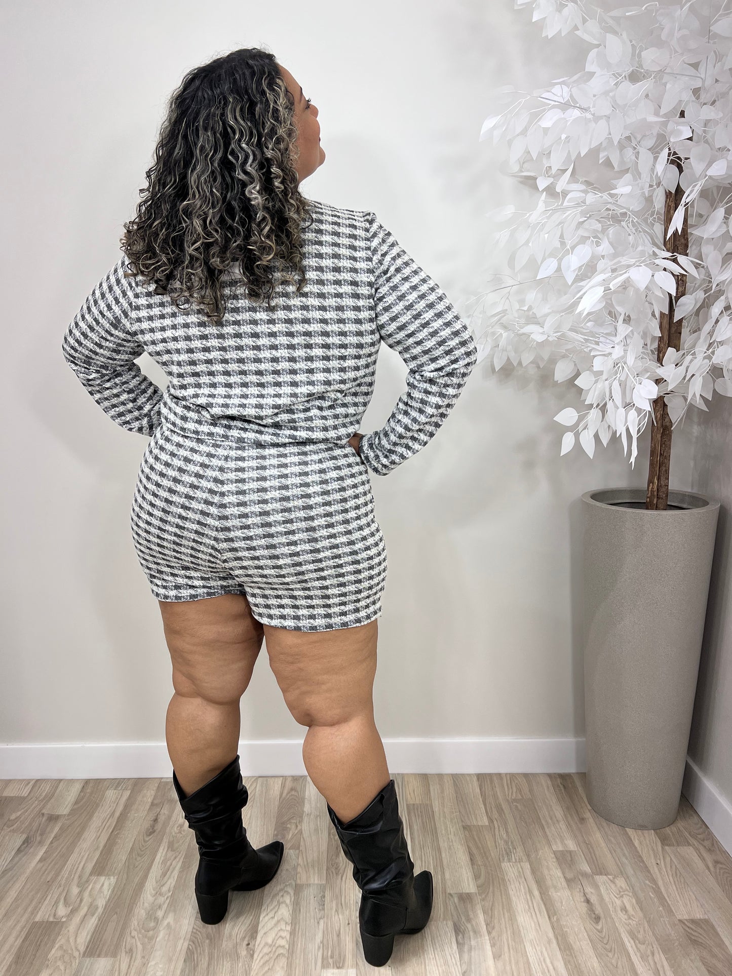 Conjunto Feminino PLus Size de Short Saia e Casaquinho em Tweed – Elegância e Estilo no Inverno Plus Size