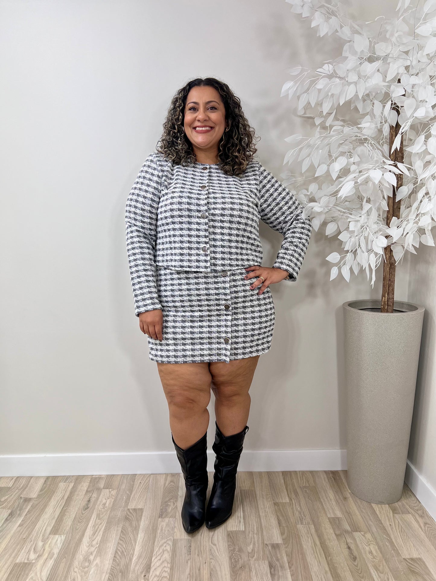 Conjunto Feminino PLus Size de Short Saia e Casaquinho em Tweed – Elegância e Estilo no Inverno Plus Size