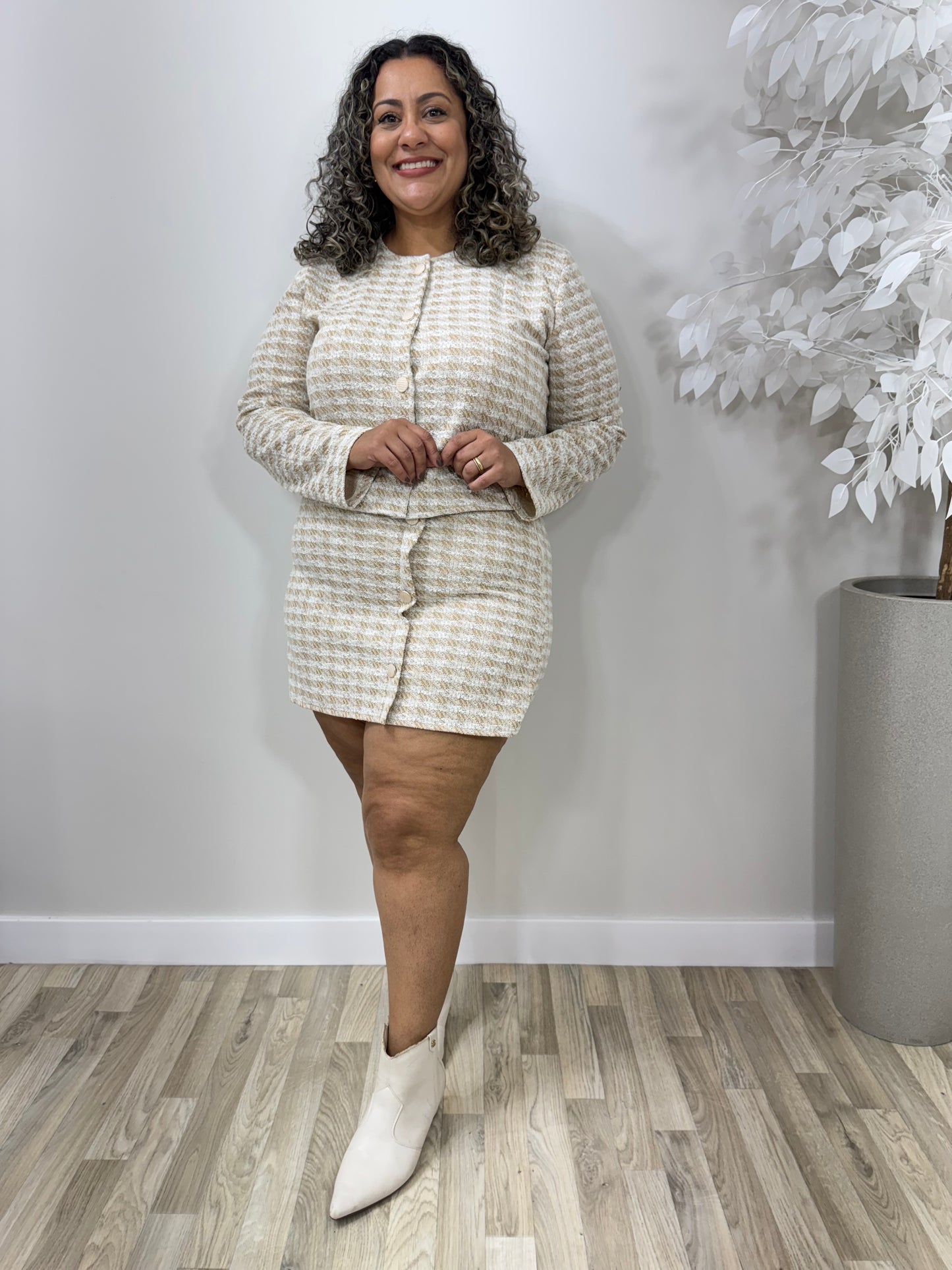 Conjunto Feminino PLus Size de Short Saia e Casaquinho em Tweed – Elegância e Estilo no Inverno Plus Size